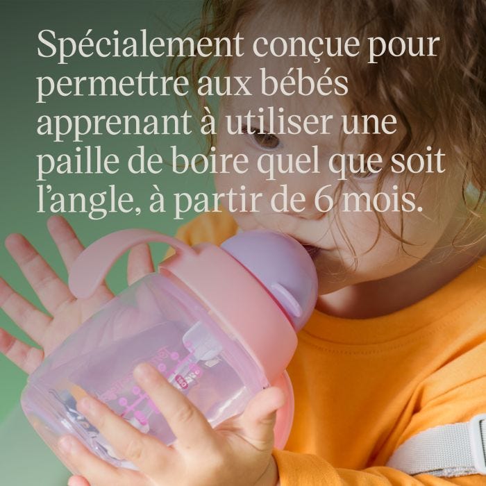 Enfant en bas âge buvant dans un gobelet à paille rose avec texte en surimpression du slogan USP du produit