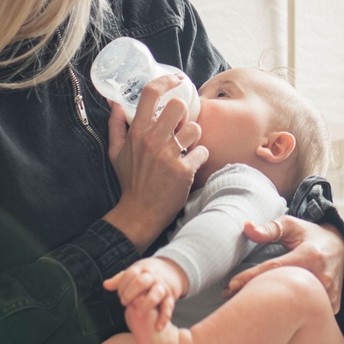 Femme donnant du lait à son bébé à partir d&apos;un biberon Natural Start