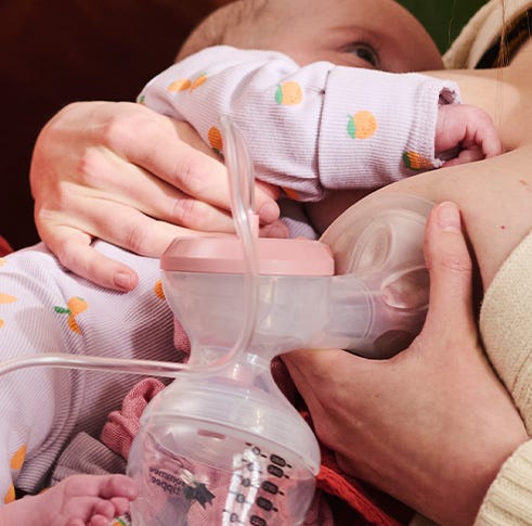 une maman qui allaite son bébé en utilisant un tire-lait