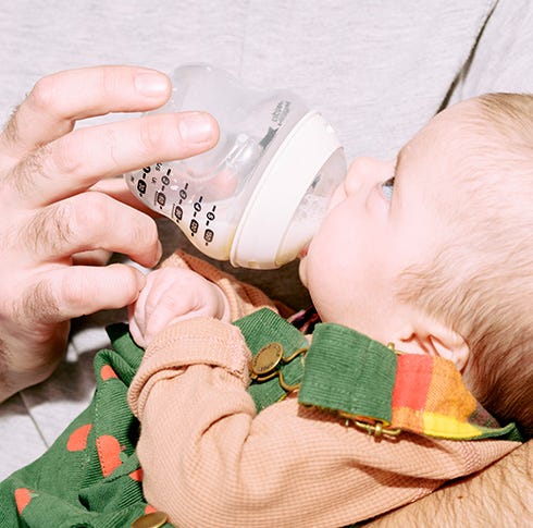 un papa nourrit son bébé au biberon en utilisant un biberon tommee tippee