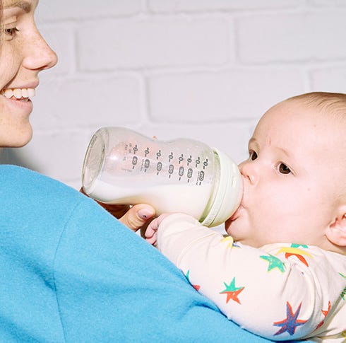 un papa nourrit son bébé au biberon en utilisant un biberon tommee tippee