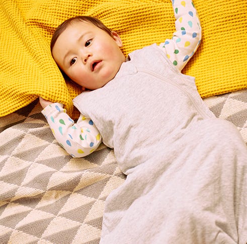 un bébé avec une sucette ultra-légère tommee tippee violette dans la bouche 